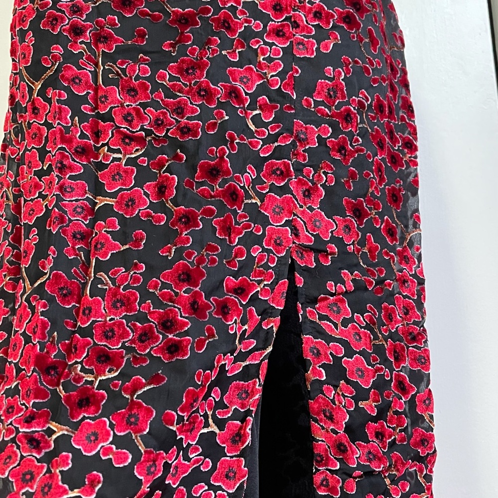 Black and Red Floral Print Burnout Velvet Midi Dress - Picture 4 of 6